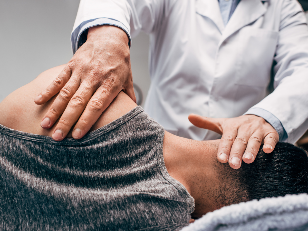 Read more about the article Differences Between Chiropractors vs. Massage Therapists